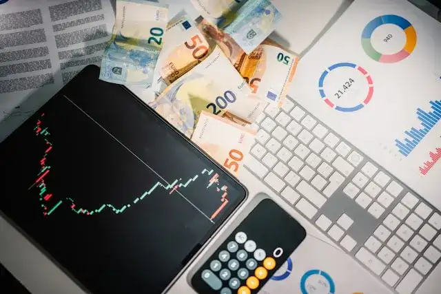 Jak kryptowaluty zmieniają przemysł filmowy: Blockchain, NFT i finansowanie filmów