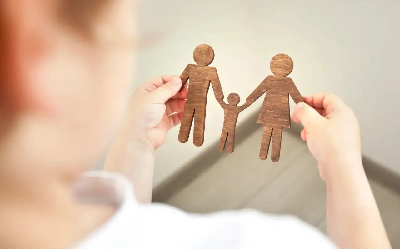 Czy samotna matka może adoptować dziecko? Wszystko o prawach i procedurach adopcyjnych