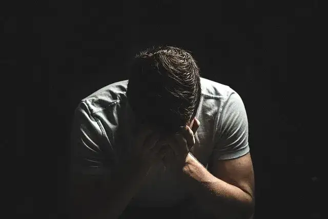Czy zdrada emocjonalna to grzech? Odkryj moralne konsekwencje
