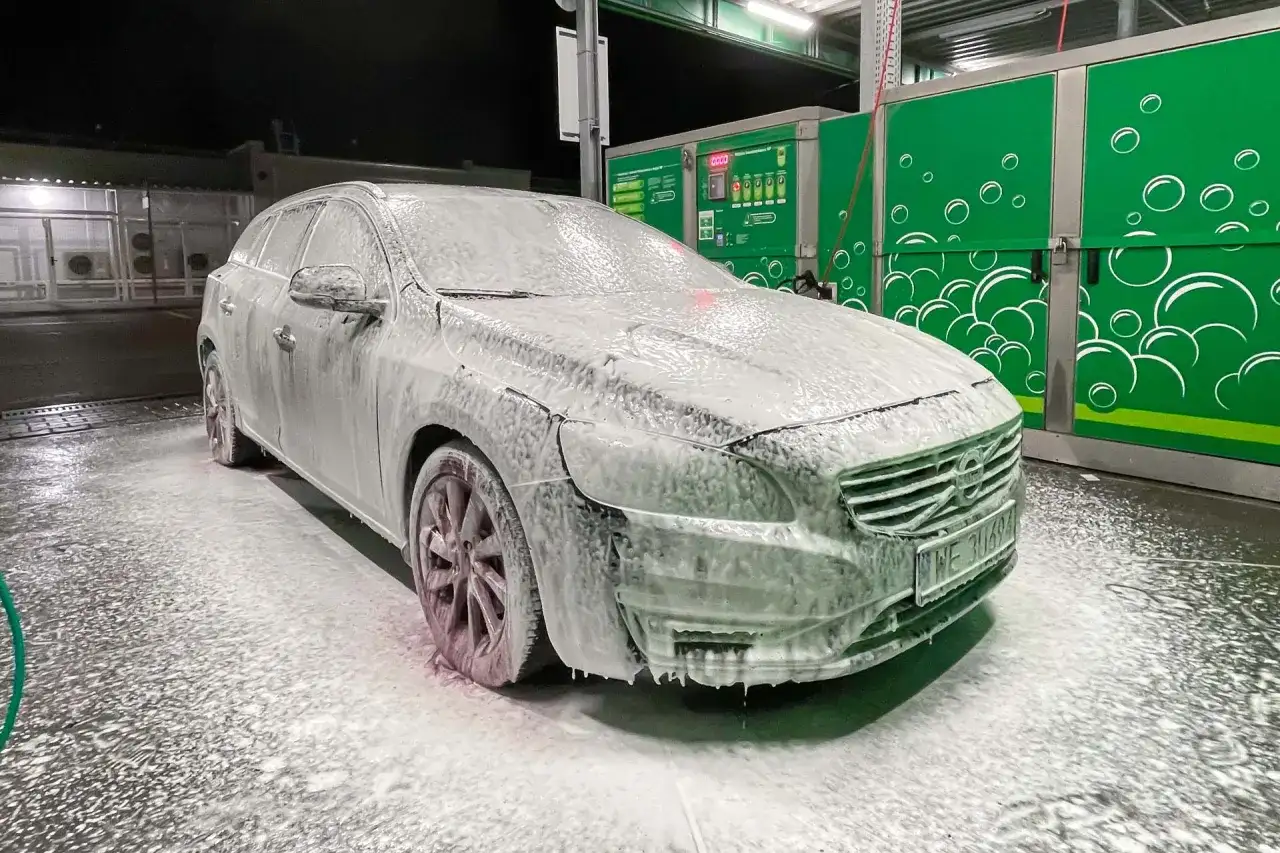 Samochód pokryty pianą na myjni automatycznej bezdotykowej. Czekamy na czystość!