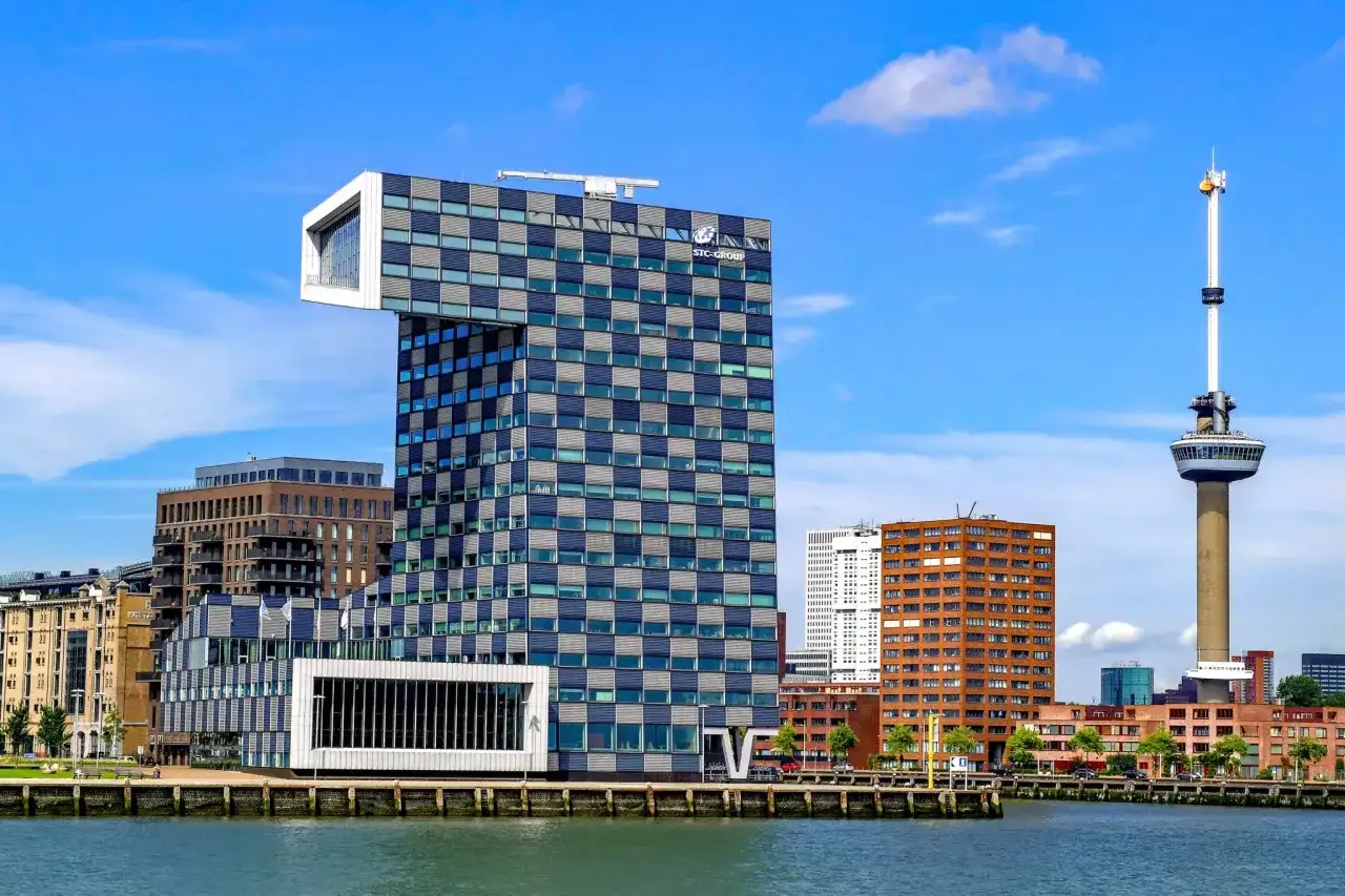 Nowoczesne budynki i wieża telewizyjna nad wodą. Tak wygląda Rotterdam, miasto pełne innowacyjnej architektury.