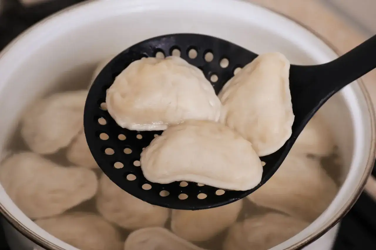 Jak gotować mrożone pierogi? Perfekcja w 5 minut!