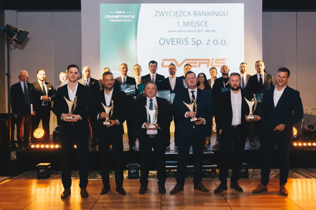 OVERIS Sp. z o.o. zdobywa 1. miejsce w rankingu najlepszych firm spedycyjnych w Polsce. Zespół świętuje sukces na gali.