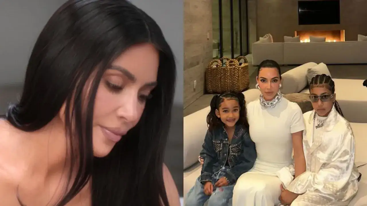 Kim Kardashian z dziećmi, córką North i synem Saintem, siedzą na kanapie w nowoczesnym wnętrzu.