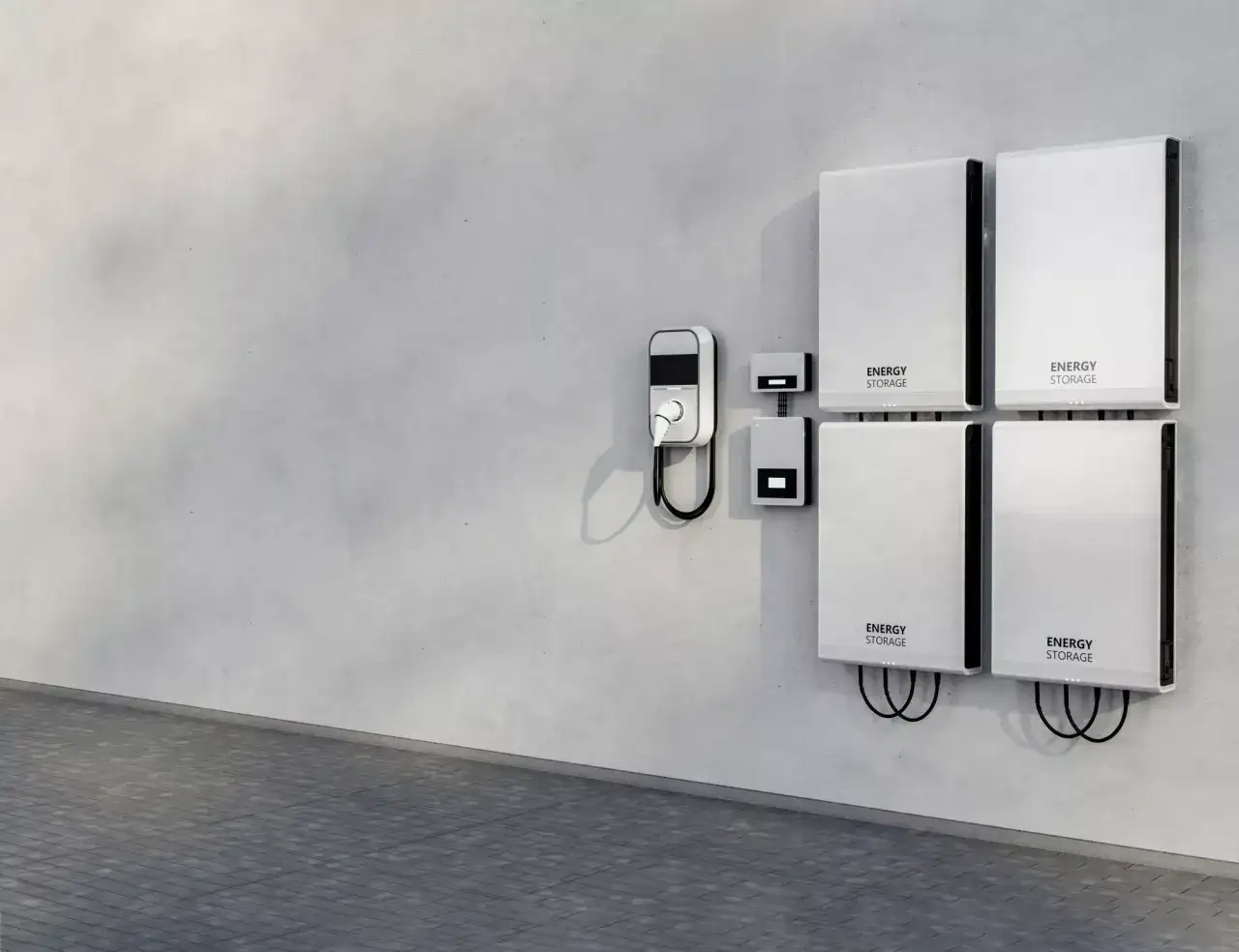 Cztery białe moduły magazynowania energii "ENERGY STORAGE" zamontowane na szarej ścianie obok ładowarki EV.