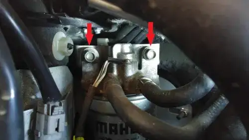 Gdzie znajduje się filtr paliwa w Mazda 3 1.6 benzyna? Sprawdź teraz!
