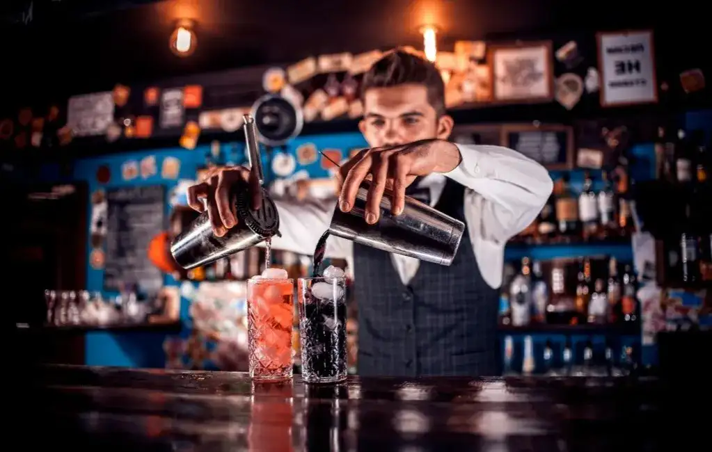 Barman co: odkryj tajniki zawodu barmana i interesujące firmy