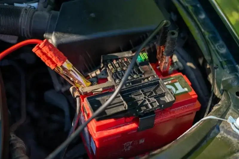 Jakim prądem alternator ładuje akumulator – kluczowe informacje o napięciu