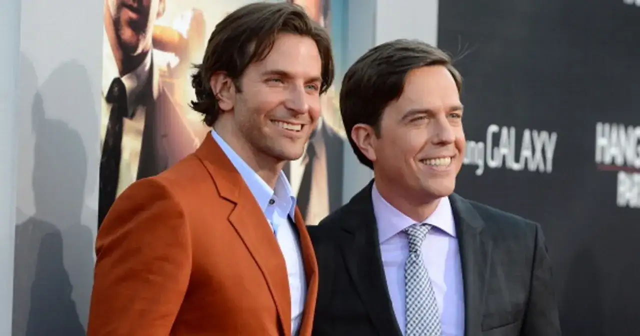 Bradley Cooper i Ed Helms, gwiazdy filmu Kac Vegas, pozują do zdjęć na premierze.