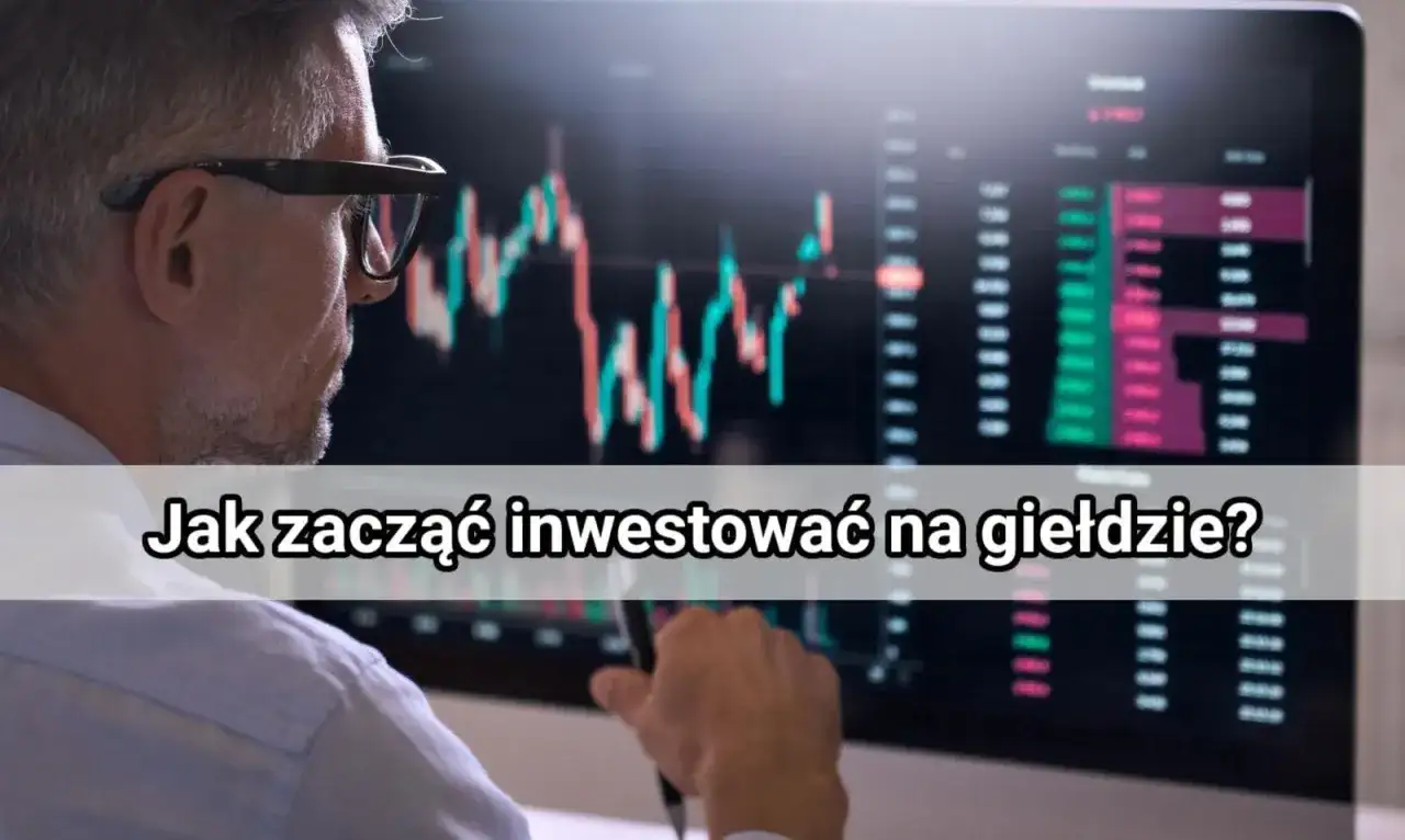 Mężczyzna w okularach patrzy na wykresy giełdowe na monitorze.