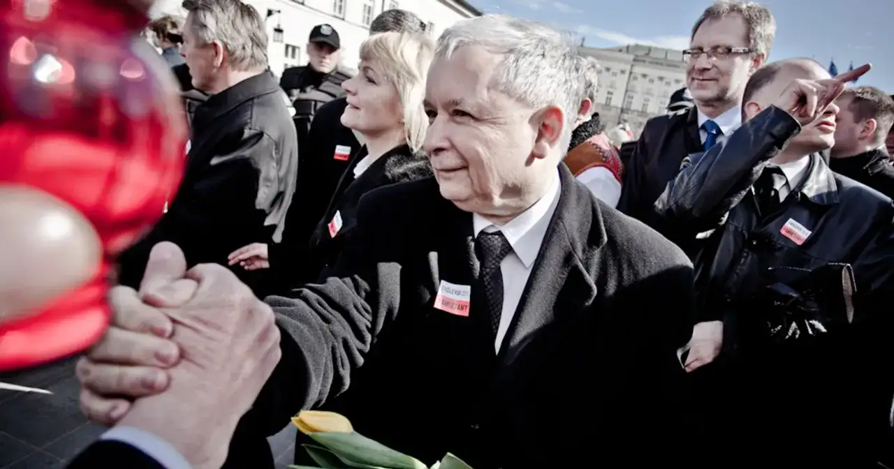 Jarosław Kaczyński uścisnął dłoń, szukając kontaktu mailowego.