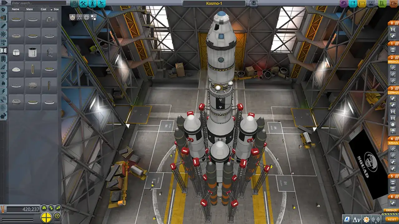 W hangarze Kerbal Space Program spolszczenie: wielka rakieta Kosmo-1 czeka na start.