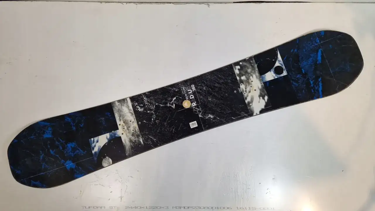 Deska snowboardowa Burton Radius 160 z czarno-niebieskim wzorem marmuru, gotowa na śnieżne przygody.