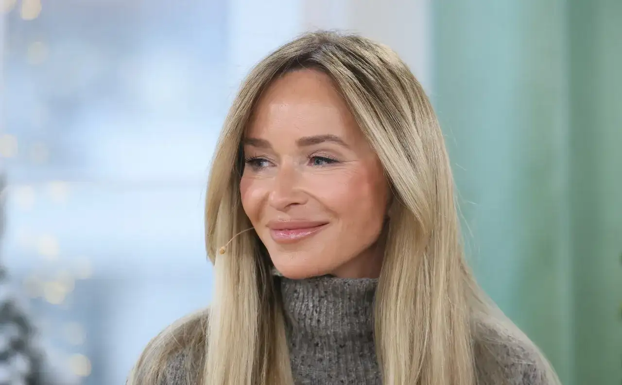 Joanna Przetakiewicz, wiek nie gra roli, gdy ma się taki uśmiech. Długie blond włosy, szary golf.