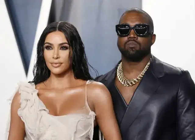 Szokujące zdjęcia Kim Kardashian grającej w tenisa w różowym bikini