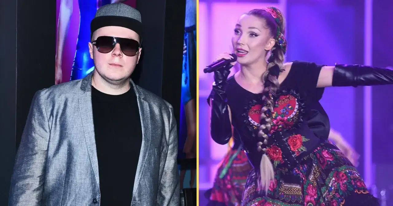 Donatan i Cleo na scenie. Donatan w szarej marynarce i czapce, Cleo w tradycyjnej sukni z haftem.