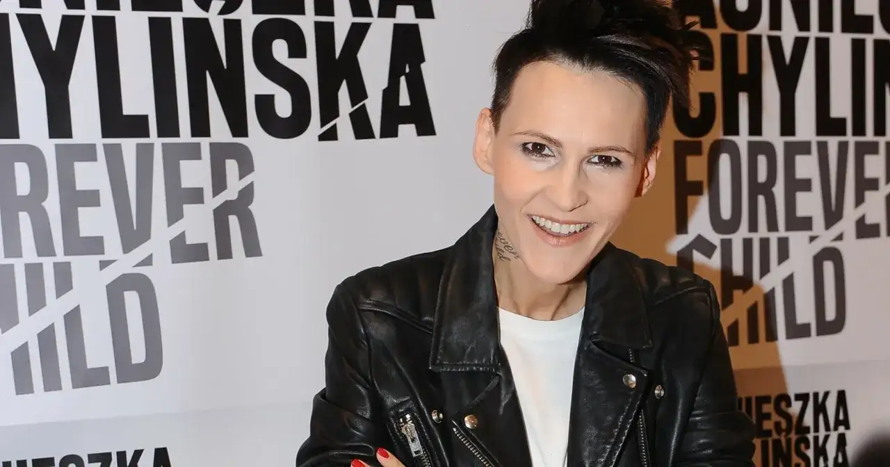 Agnieszka Chylińska w skórzanej ramonesce, z charakterystyczną fryzurą i makijażem. W tle napis "Forever Child", nawiązujący do jej twórczości i dzieci.