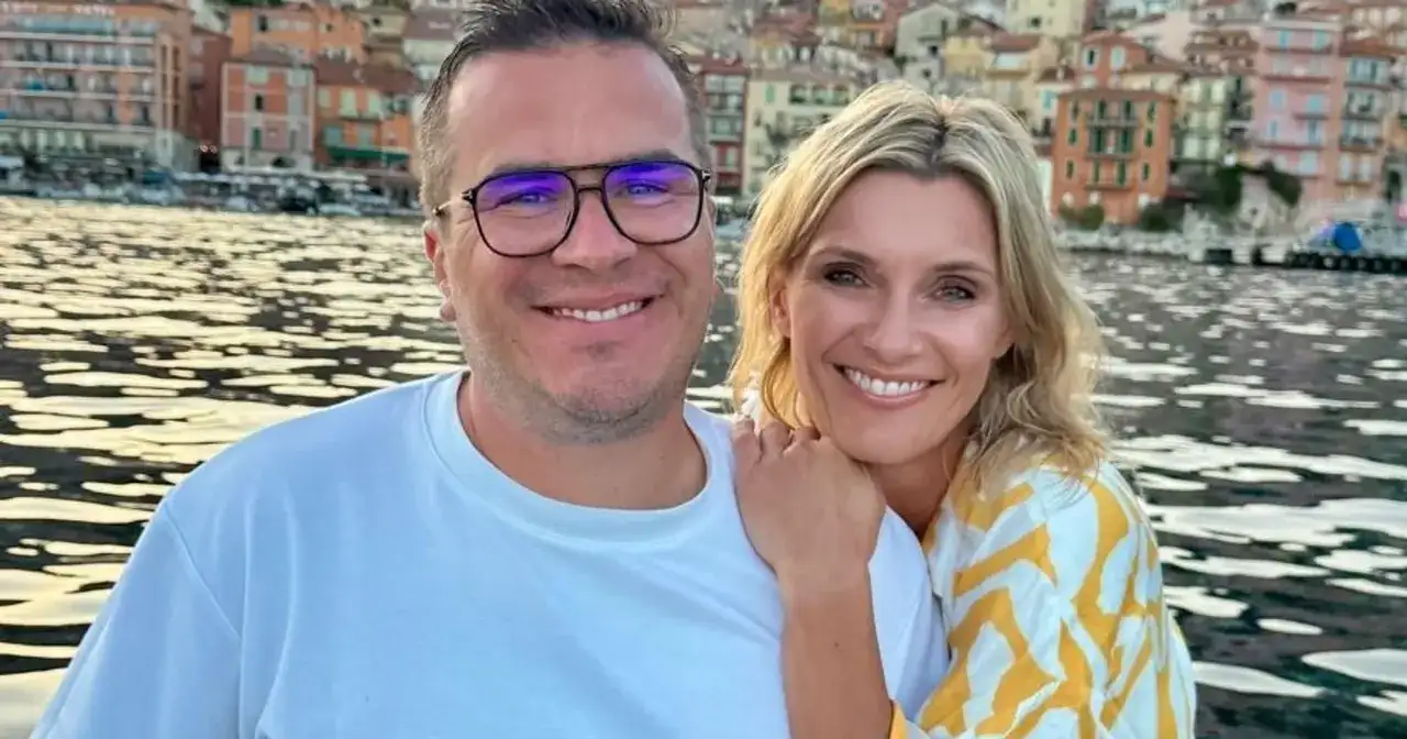 Anna Lewandowska i jej mąż cieszą się wspólnym czasem nad wodą, z malowniczym miasteczkiem w tle.