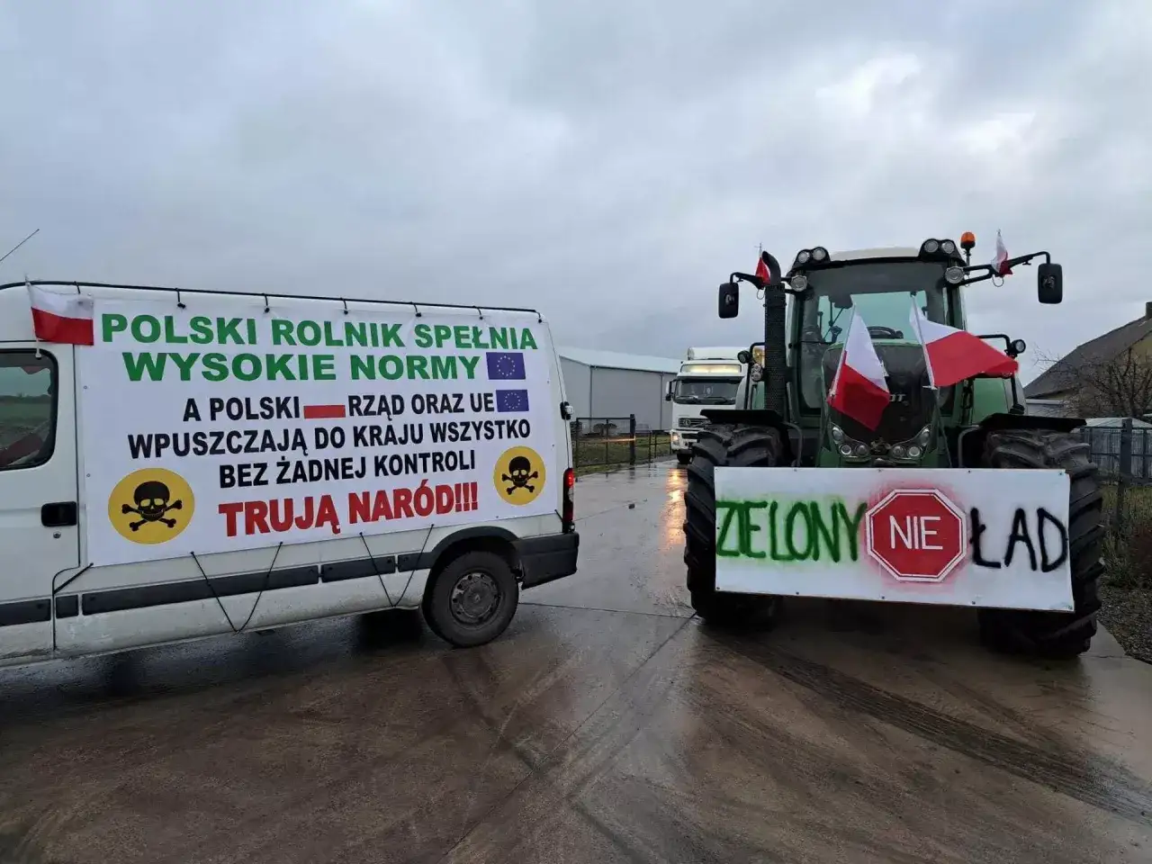 Ciężarówka i traktor z transparentami protestacyjnymi, polskie flagi, symbole czaszki i przekreślone "Zielony Ład".