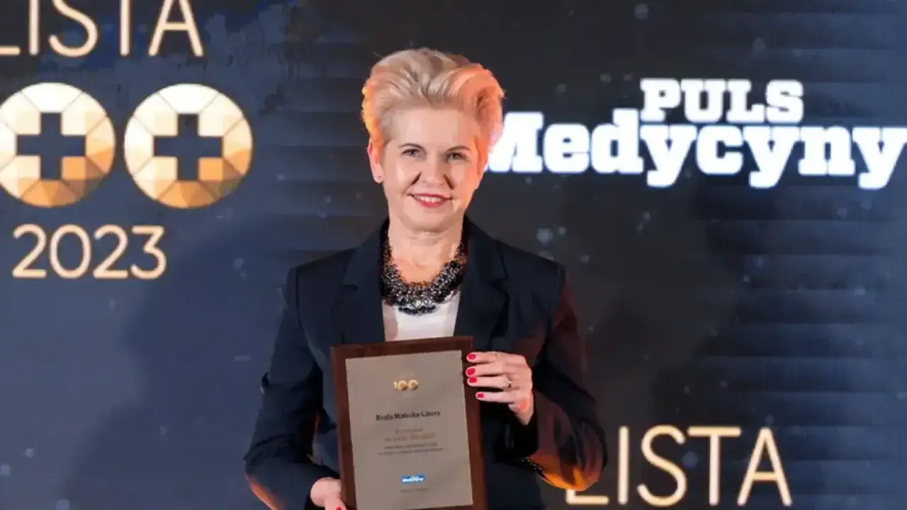 Beata Małecka-Libera z nagrodą na gali Puls Medycyny 2023.