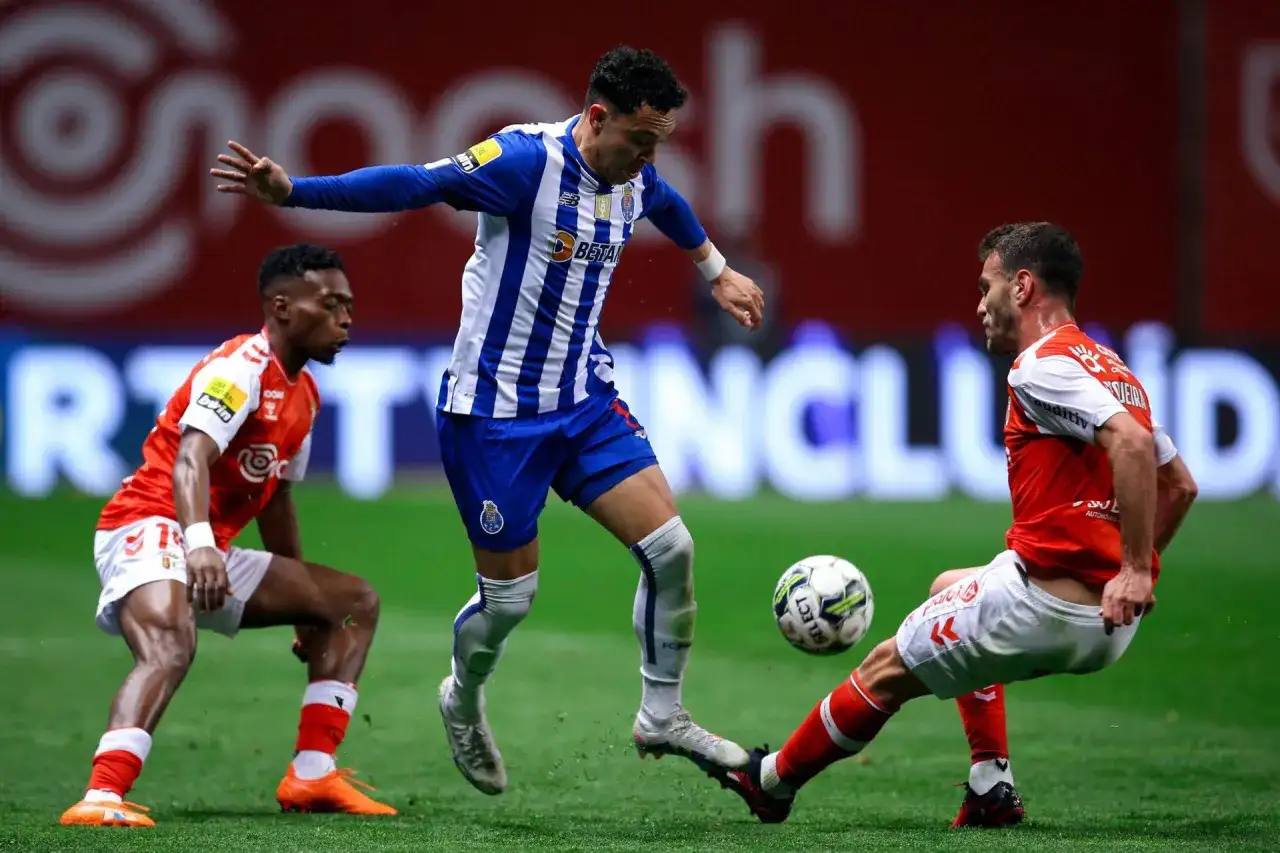 Piłkarze FC Porto walczą o piłkę na boisku w Portugalii.