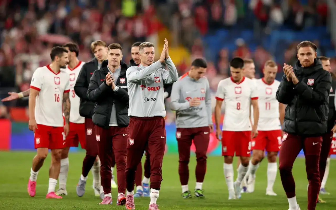 Piłkarze reprezentacji Polski, w tym Robert Lewandowski, dziękują kibicom po meczu z Turcją.