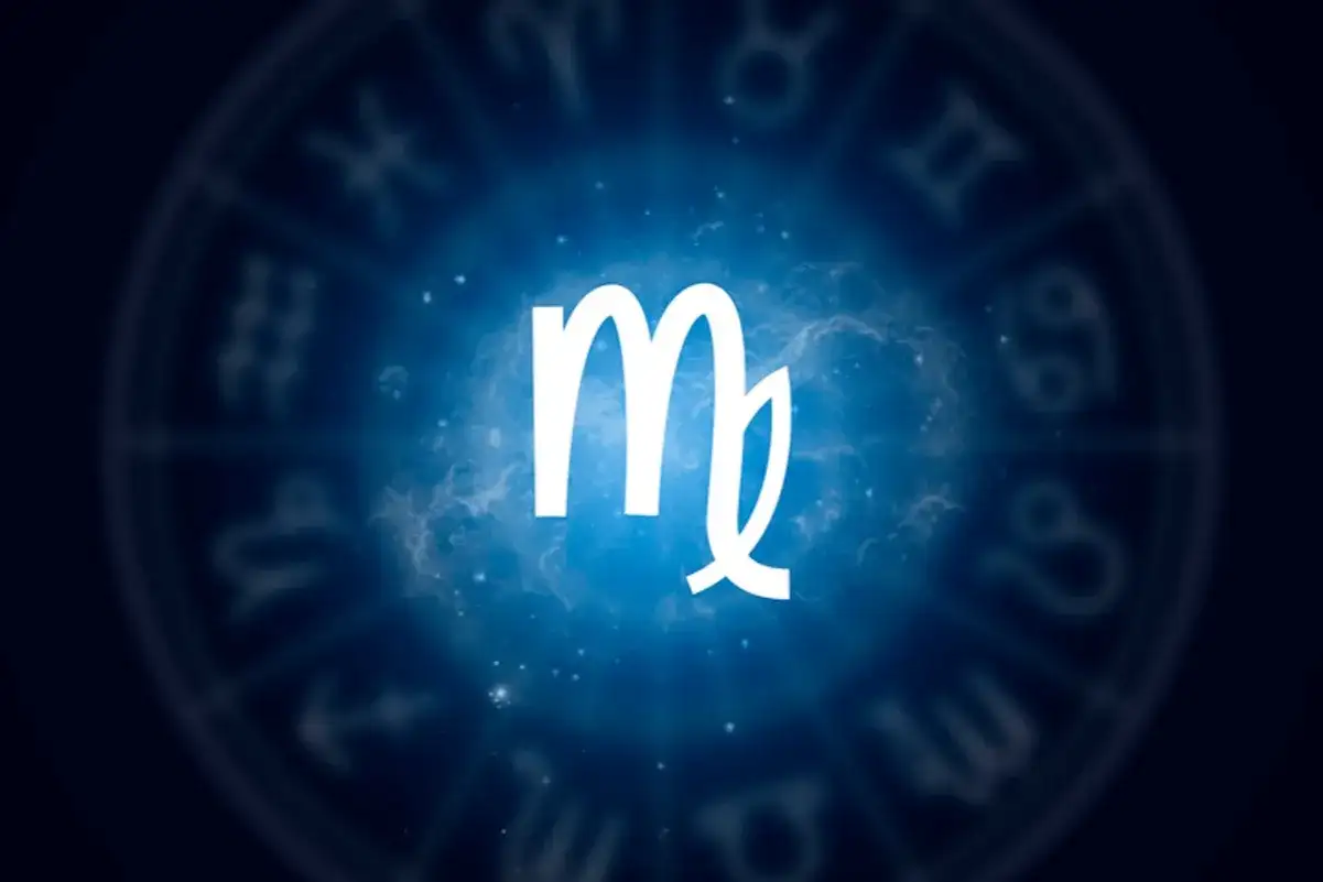 Symbol Panny na tle niebieskiej mgławicy. Sprawdź swój horoskop panna codzienny i odkryj, co gwiazdy mówią o Twoim dniu.