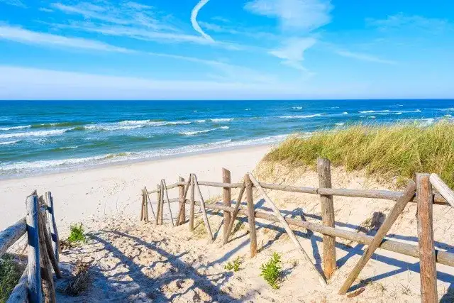 Ile kosztuje nocleg nad morzem? Odkryj sekrety tanich wakacji!