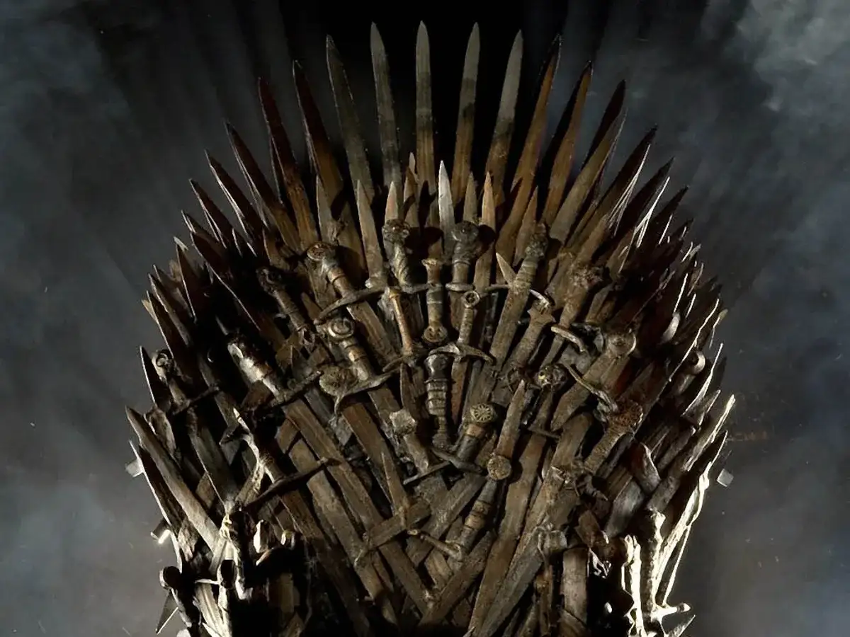 Żelazny Tron z gry Game of Thrones: The Telltale Series po polsku, symbol władzy i intryg.