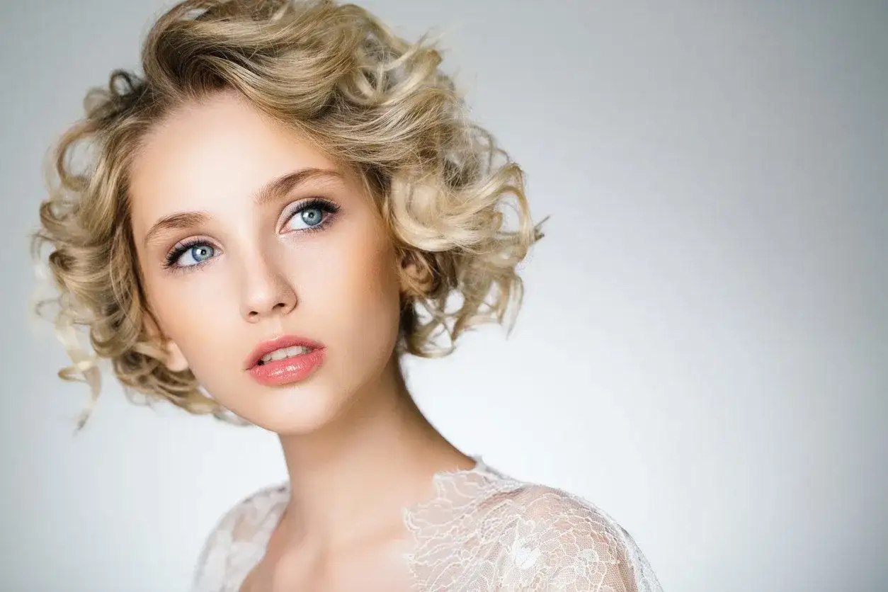 Delikatne cienie do powiek dla blondynek o niebieskich oczach podkreślają ich naturalne piękno.