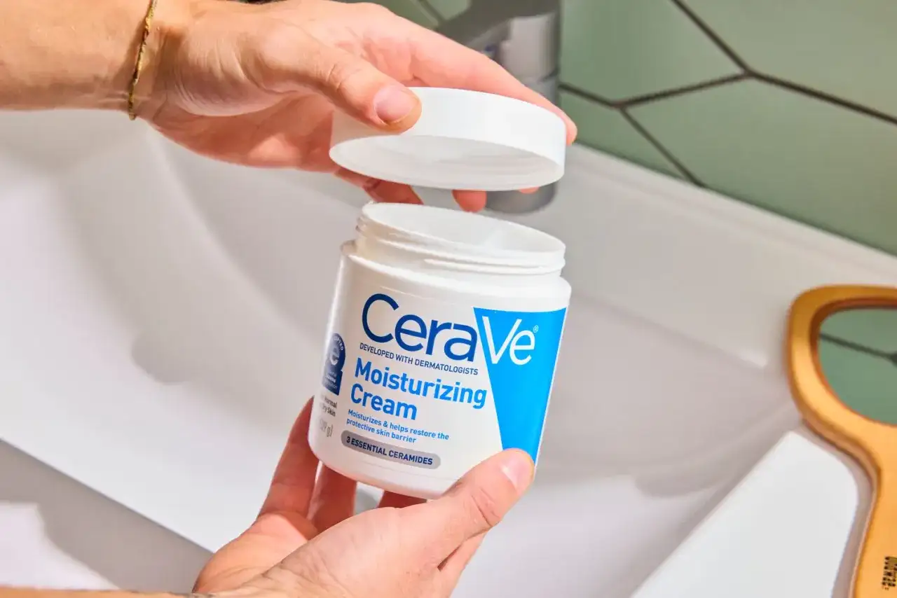 Man abre tarro de crema CeraVe. Buscando opiniones negativas sobre Xhekpon, pero la imagen muestra CeraVe.