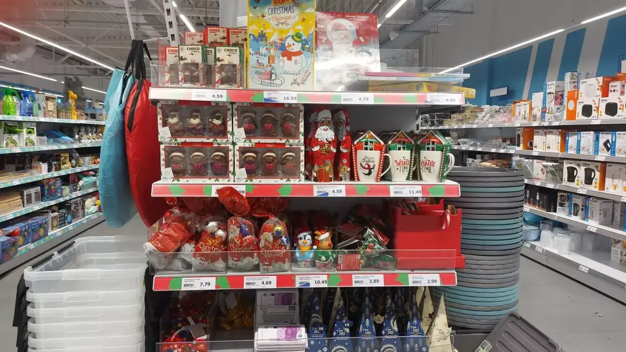 Już od dawna ozdoby świąteczne w sklepach! Czekoladowe Mikołaje, kalendarze adwentowe i kubki z zimowymi motywami kuszą na półkach.