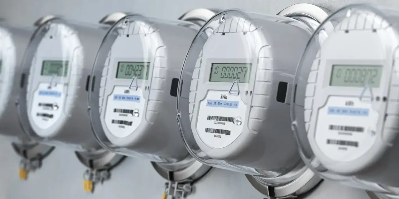 Rząd nowoczesnych liczników energii elektrycznej z cyfrowymi wyświetlaczami.