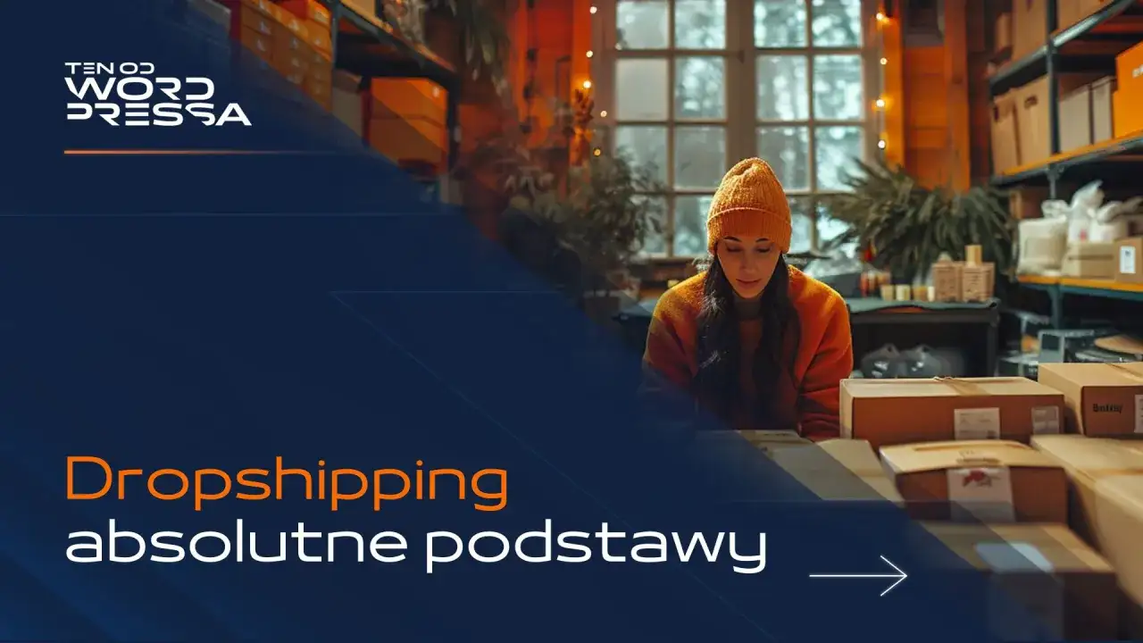 Kobieta w pomarańczowej czapce uczy się, jak zacząć dropshipping, siedząc przy biurku w magazynie pełnym paczek.