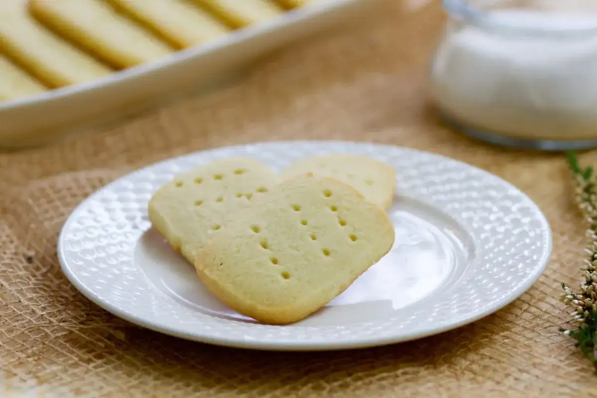 Pyszne ciasteczka shortbread, idealne do kawy. Prosty przepis na domowe wypieki.