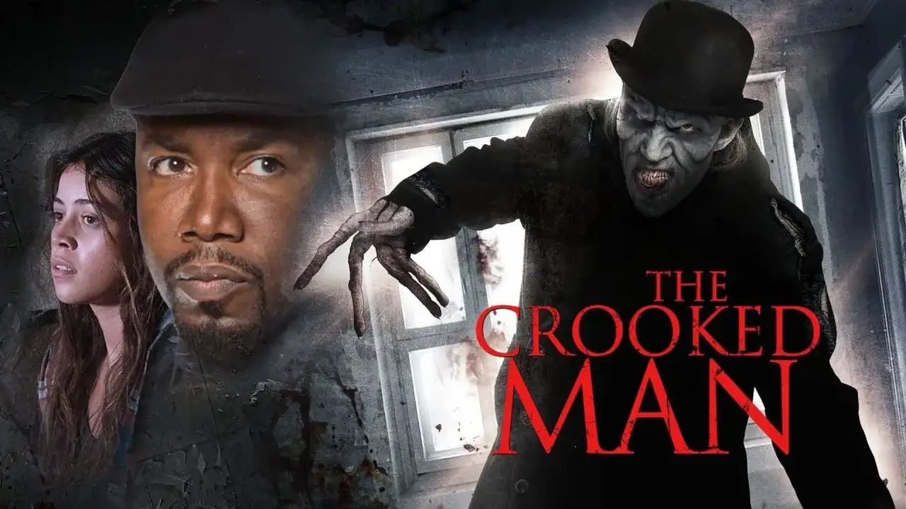 Przerażający, pokręcony mężczyzna w kapeluszu zbliża się do przerażonej kobiety i mężczyzny. Tytuł filmu: "The Crooked Man".