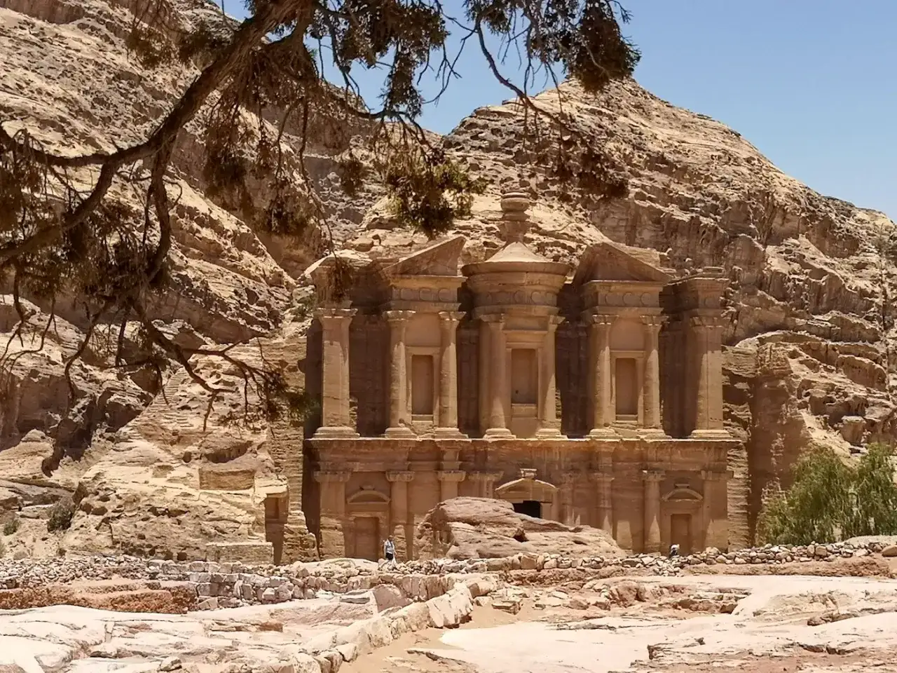 Skaliste ruiny Petry, gdzie najlepiej lecieć do Jordanii, by podziwiać starożytną architekturę wykutą w skale.