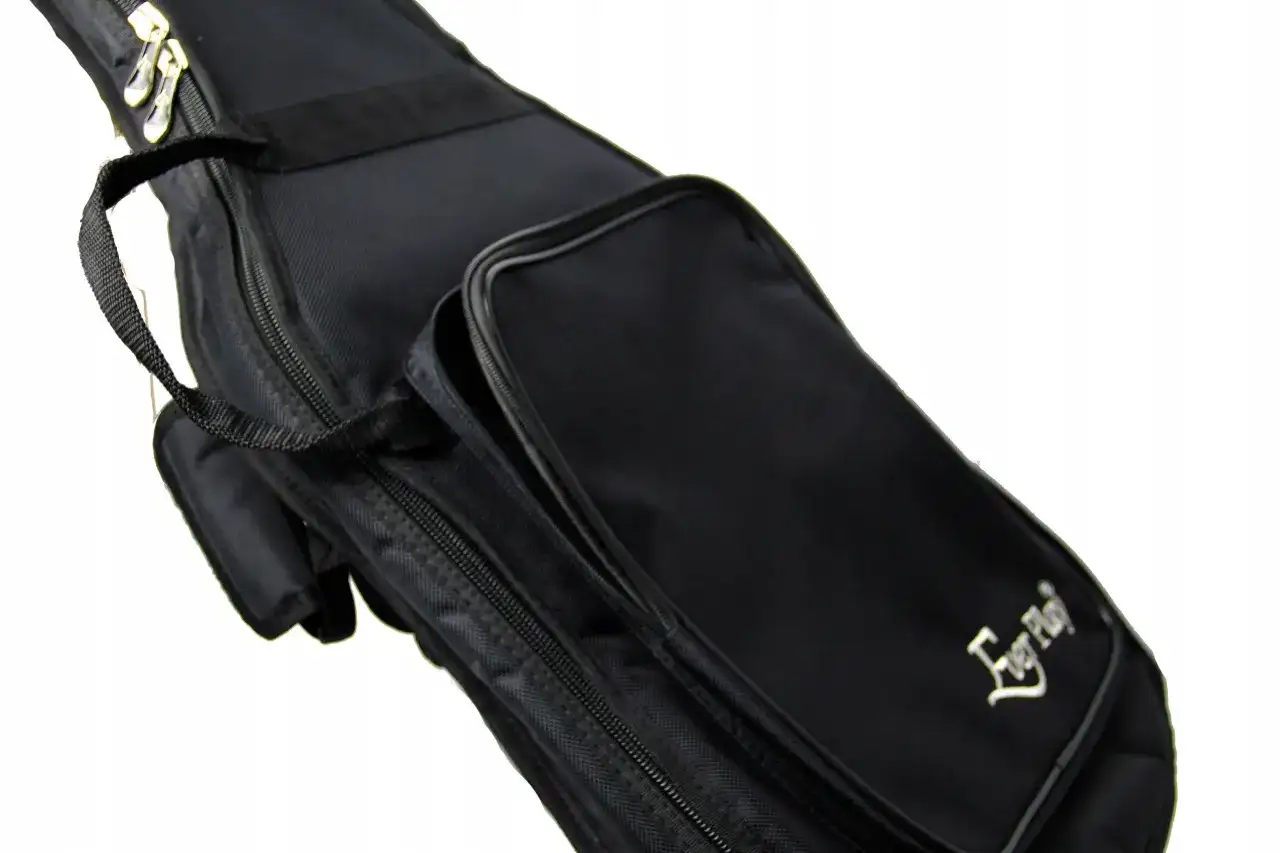 Czarny pokrowiec na gitarę basową z logo "Ever Play". Solidny materiał i zamki zapewnią bezpieczeństwo instrumentu.