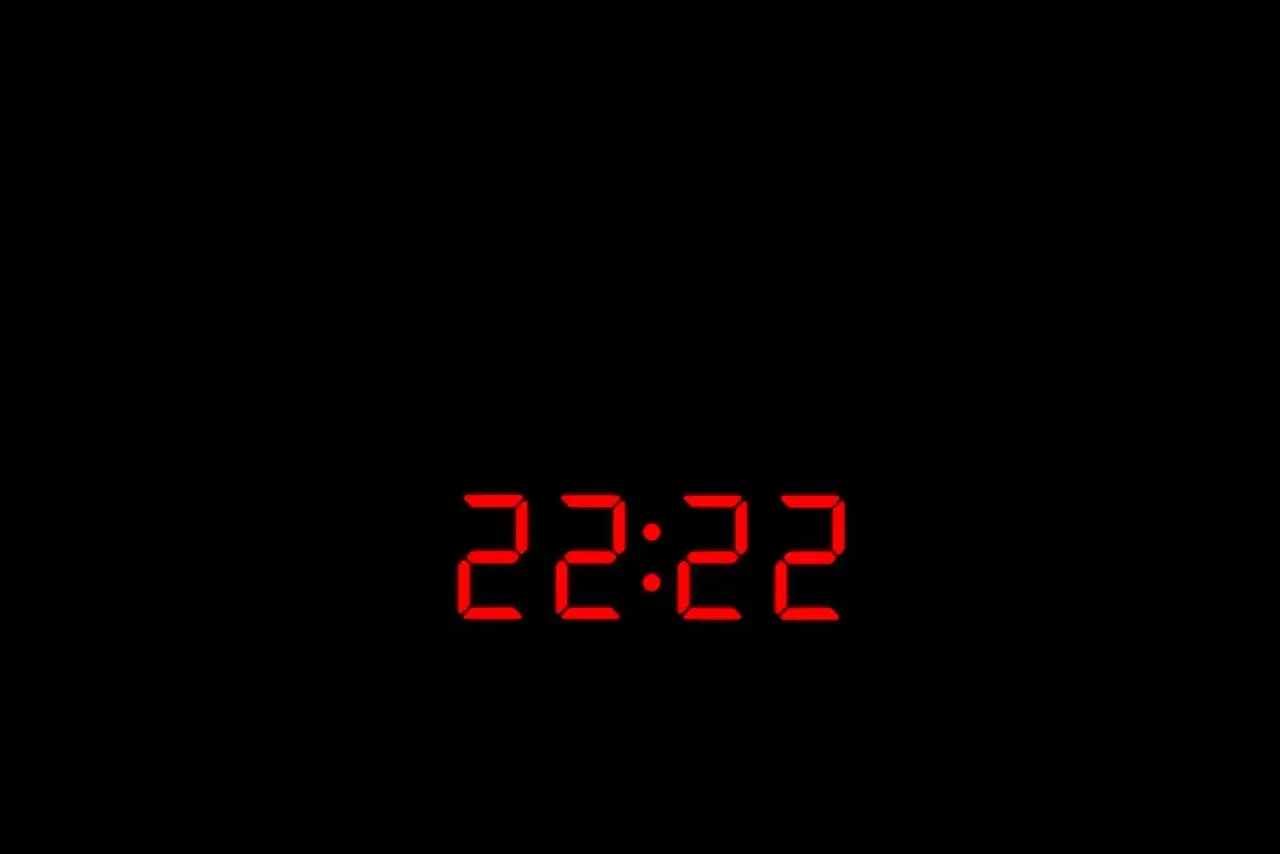Cyfrowy zegar pokazuje 22:22. Ta godzina, 22.22 znaczenie, często kojarzona jest z równowagą i harmonią.