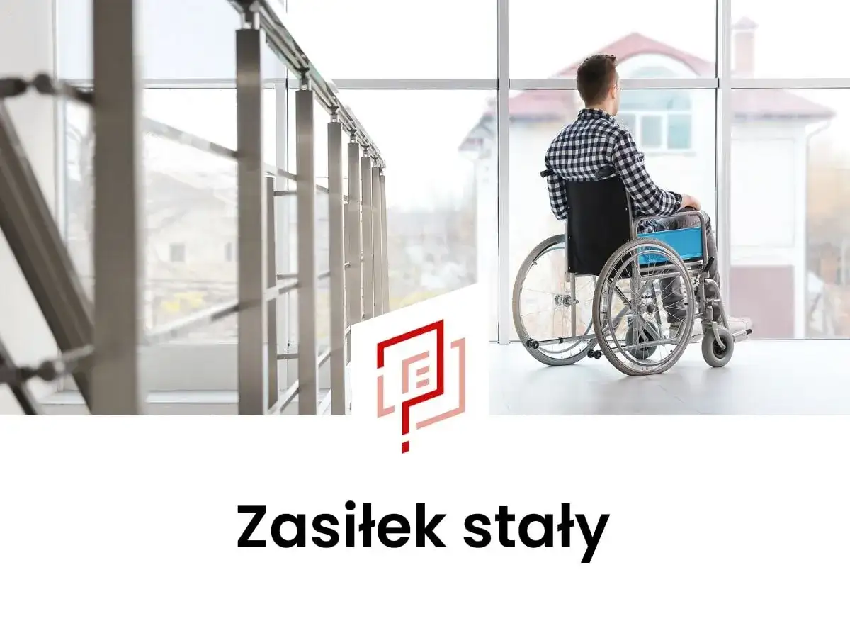 Mężczyzna na wózku inwalidzkim patrzy przez okno. Temat: zasiłek stały.