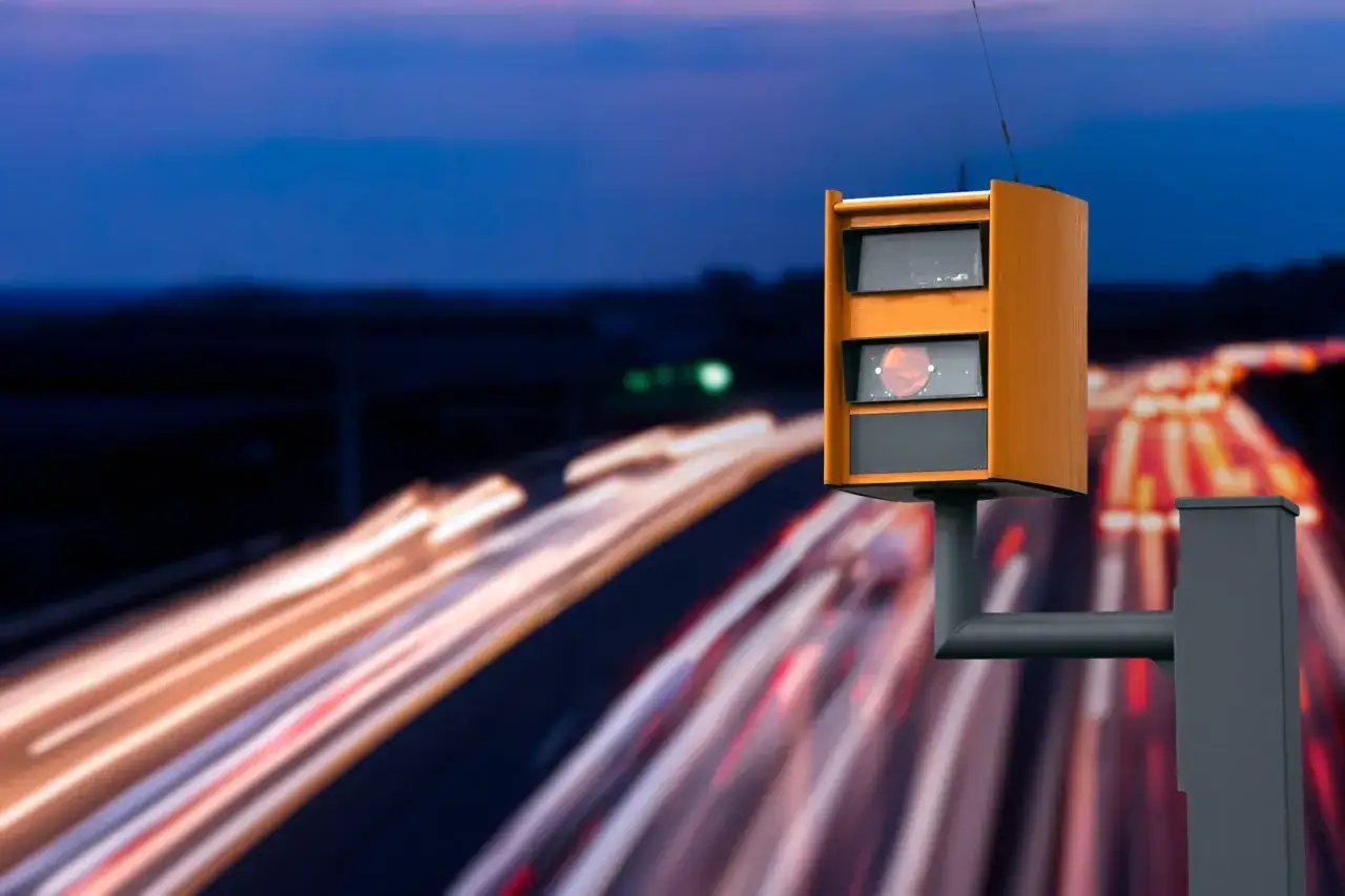 Fotoradar na autostradzie, monitorujący prędkość. Nowy taryfikator mandatów 2025 już wkrótce.