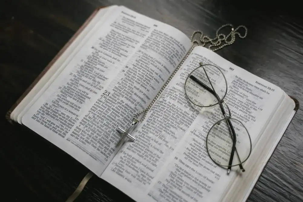Buddyzm: Czy ma "Biblię"? Poznaj jego święte pisma.
