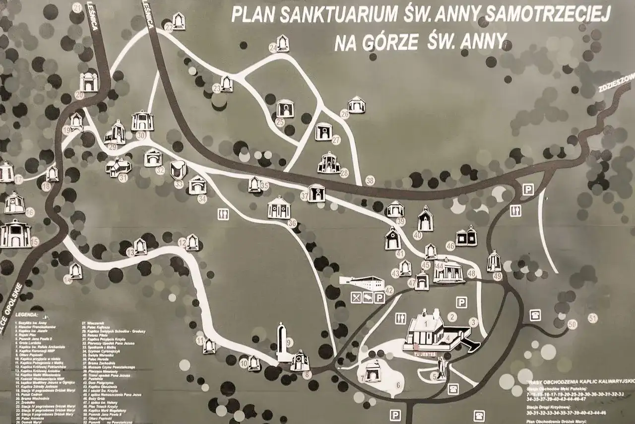 Plan sanktuarium na Górze Św. Anny z zaznaczonymi kaplicami i drogami.