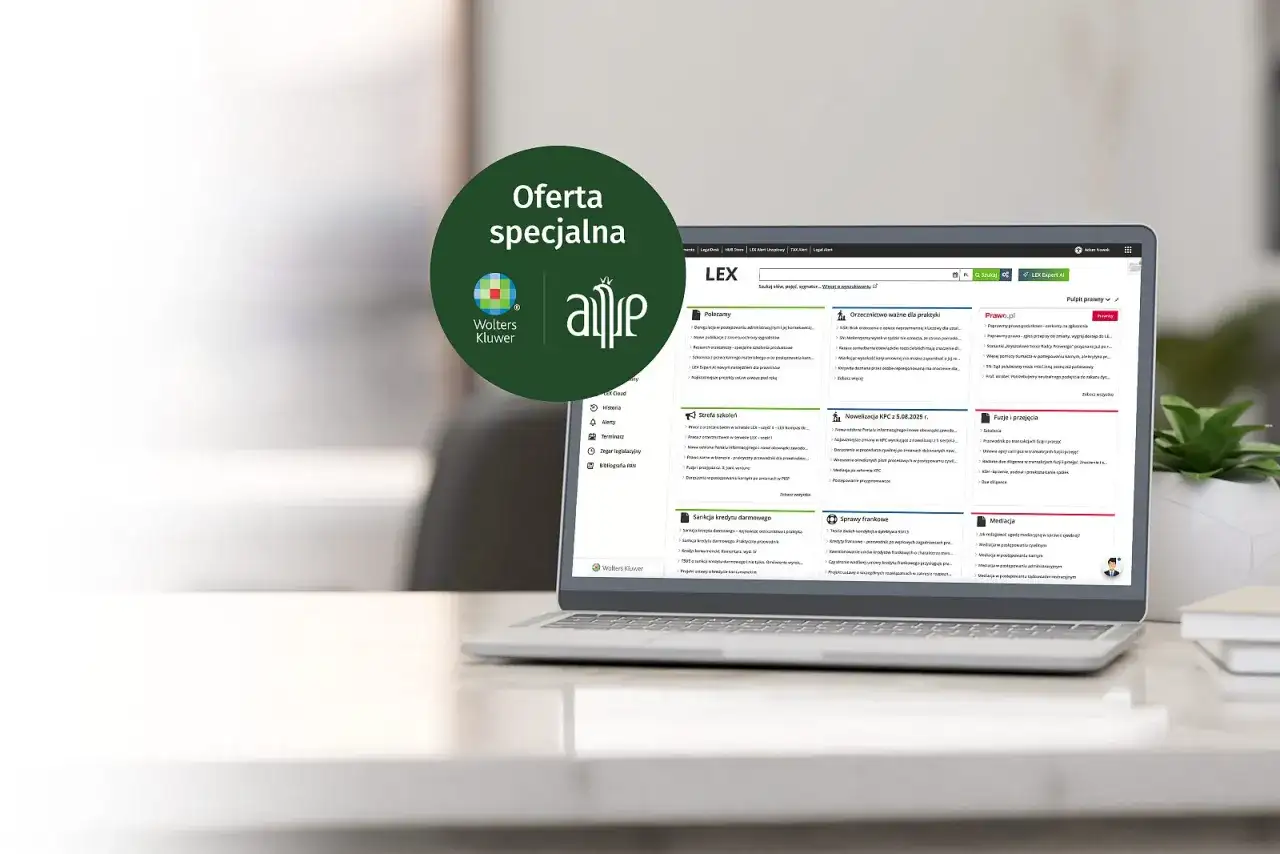 Na ekranie laptopa system LEX, który pomaga sprawdzić czy adwokat ma uprawnienia. Zielona nakładka z logo Wolters Kluwer.