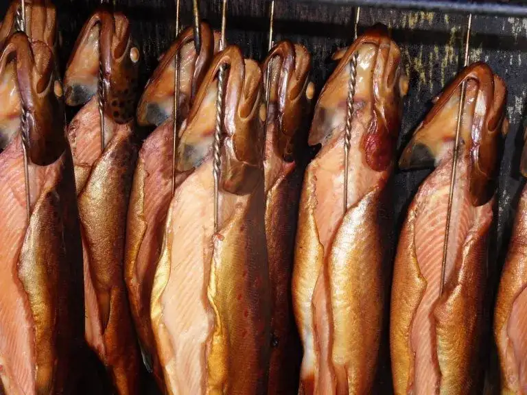 Jak wędzić pstrąga - proste sposoby na idealny smak i aromat