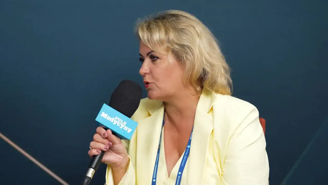 Agnieszka Gorgoń Komor udziela wywiadu z mikrofonem Puls Medycyny.