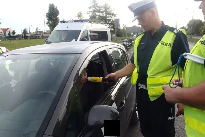 Czy badanie alkomatem na policji jest darmowe? Poznaj szczegóły!