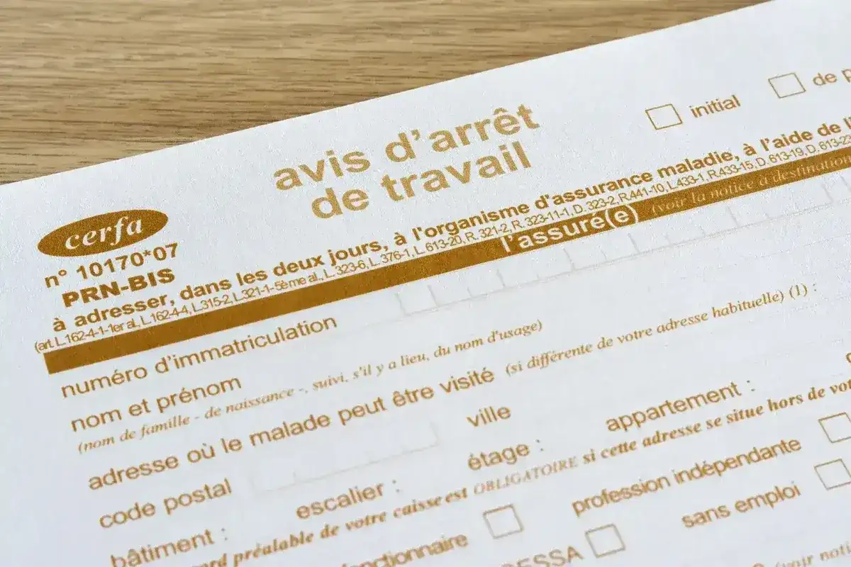 Avis d'arrêt de travail, document Cerfa pour une sortie autorisée. Il contient des informations sur l'assuré(e) et l'adresse de visite.