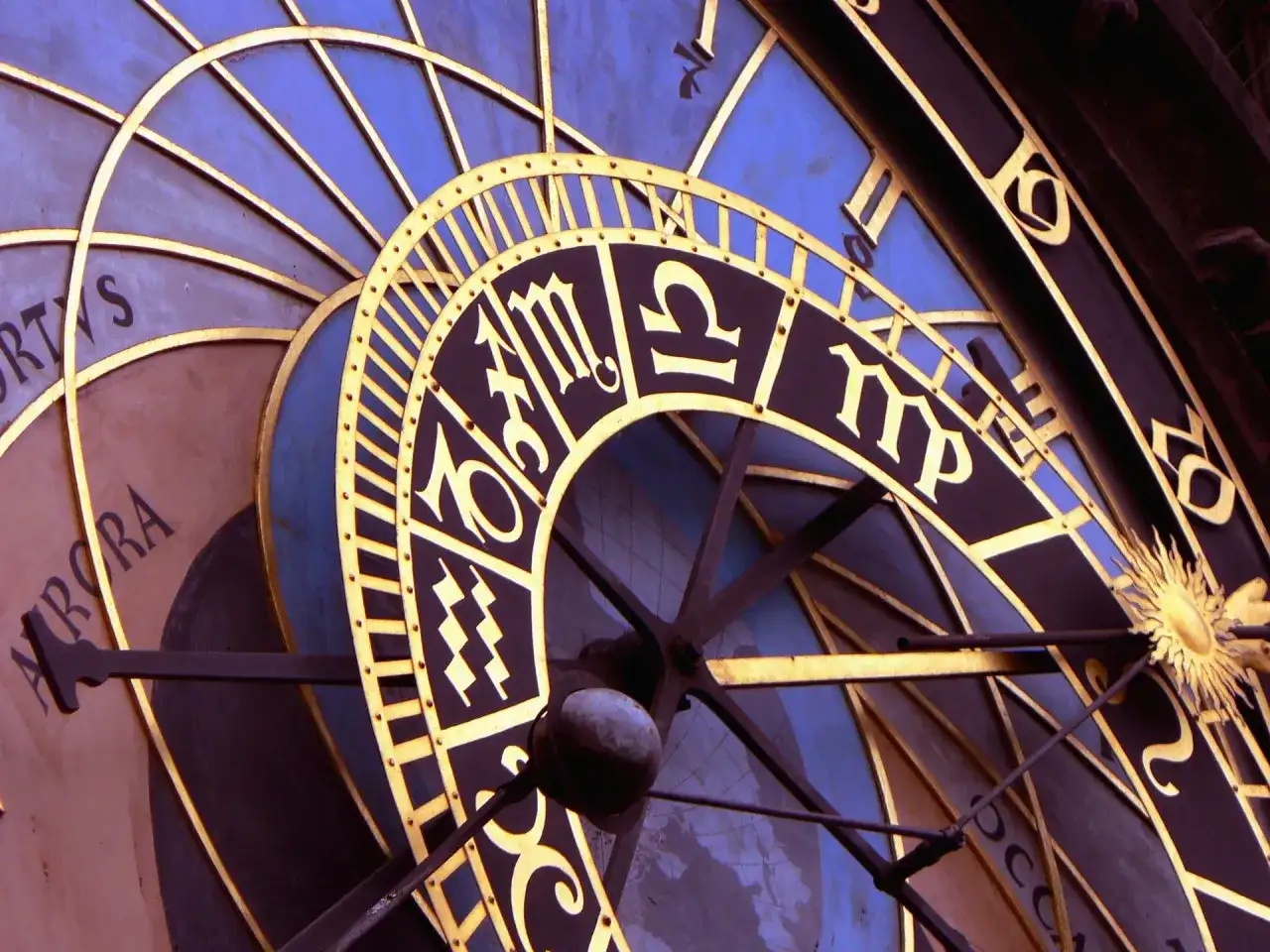 Złoty **rak znak zodiaku** na zabytkowym zegarze astronomicznym.