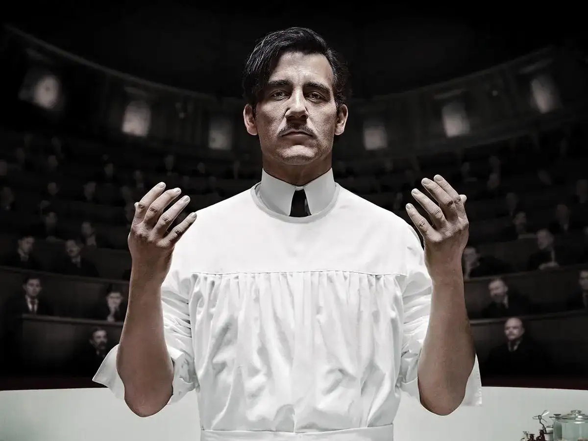 Dr. Thackery, jeden z bohaterów "The Knick", przemawia do publiczności w sali wykładowej.